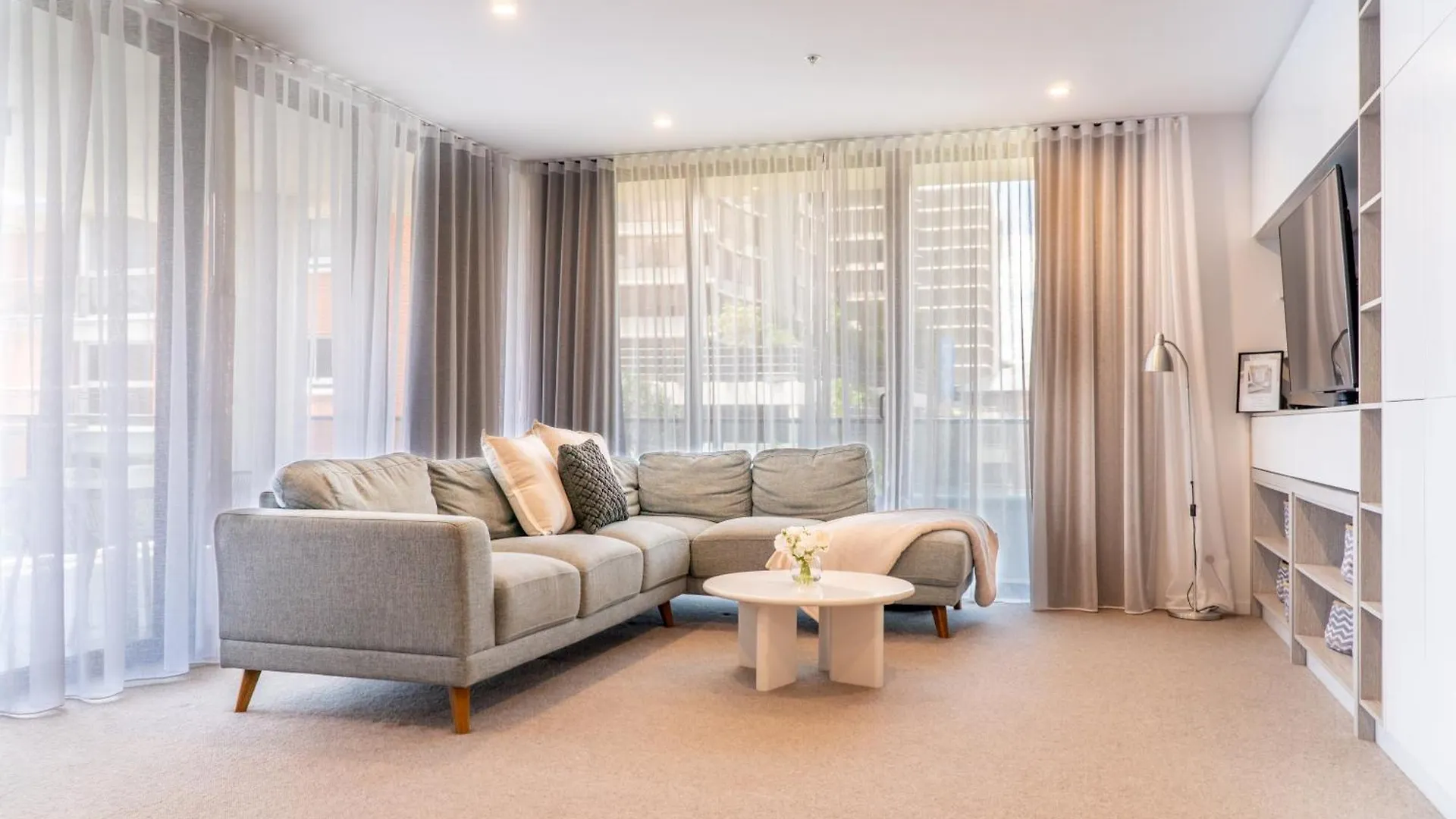 Beach Front Luxury With Two Carparks, Pool, Gym 골드코스트