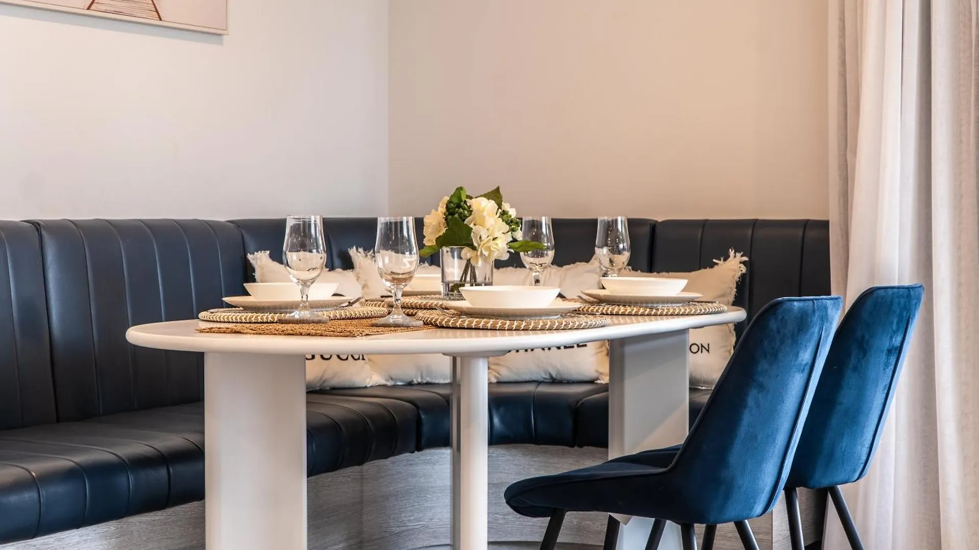 Beach Front Luxury With Two Carparks, Pool, Gym 골드코스트 0*,  오스트레일리아