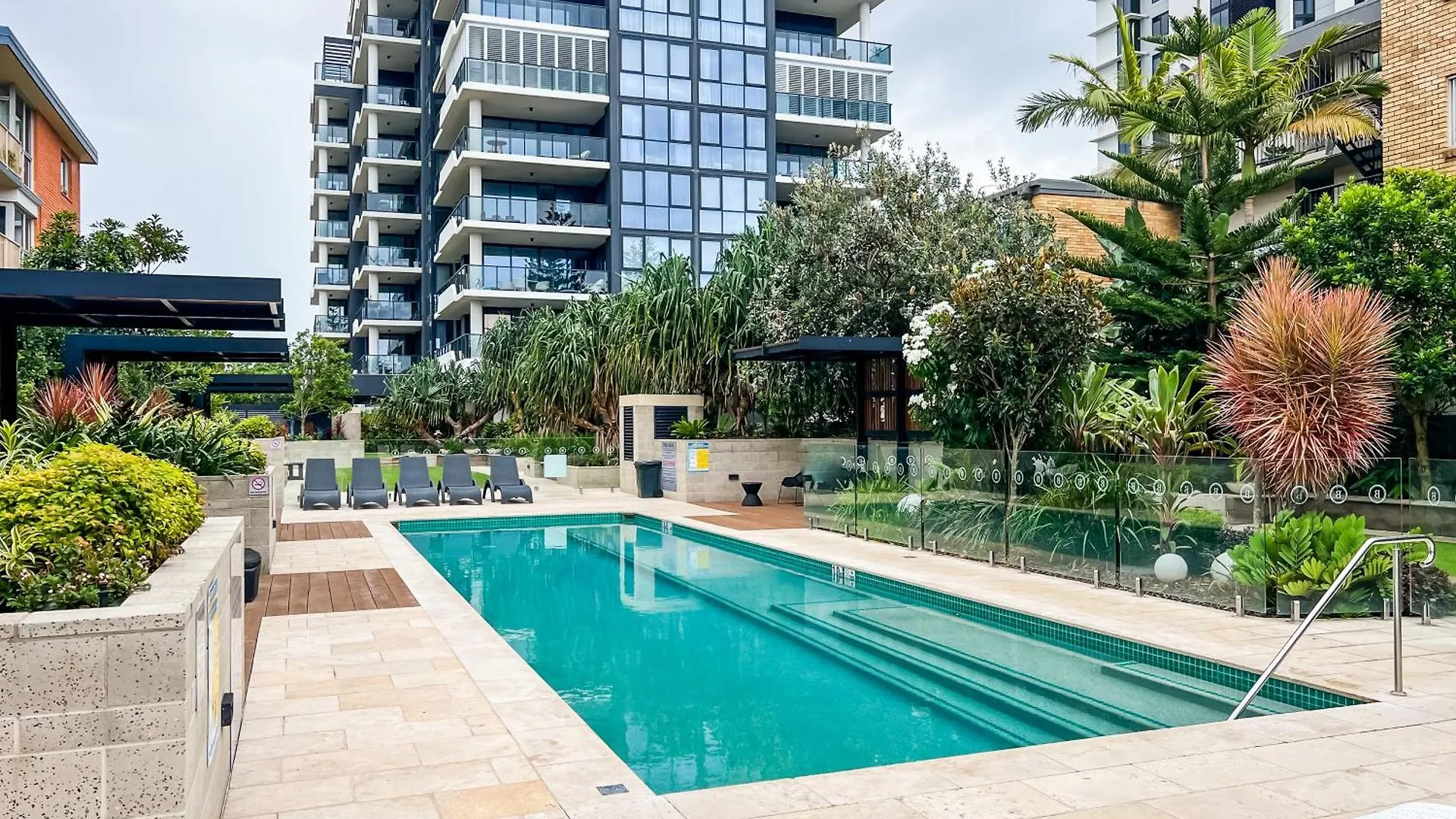 Beach Front Luxury With Two Carparks, Pool, Gym 골드코스트