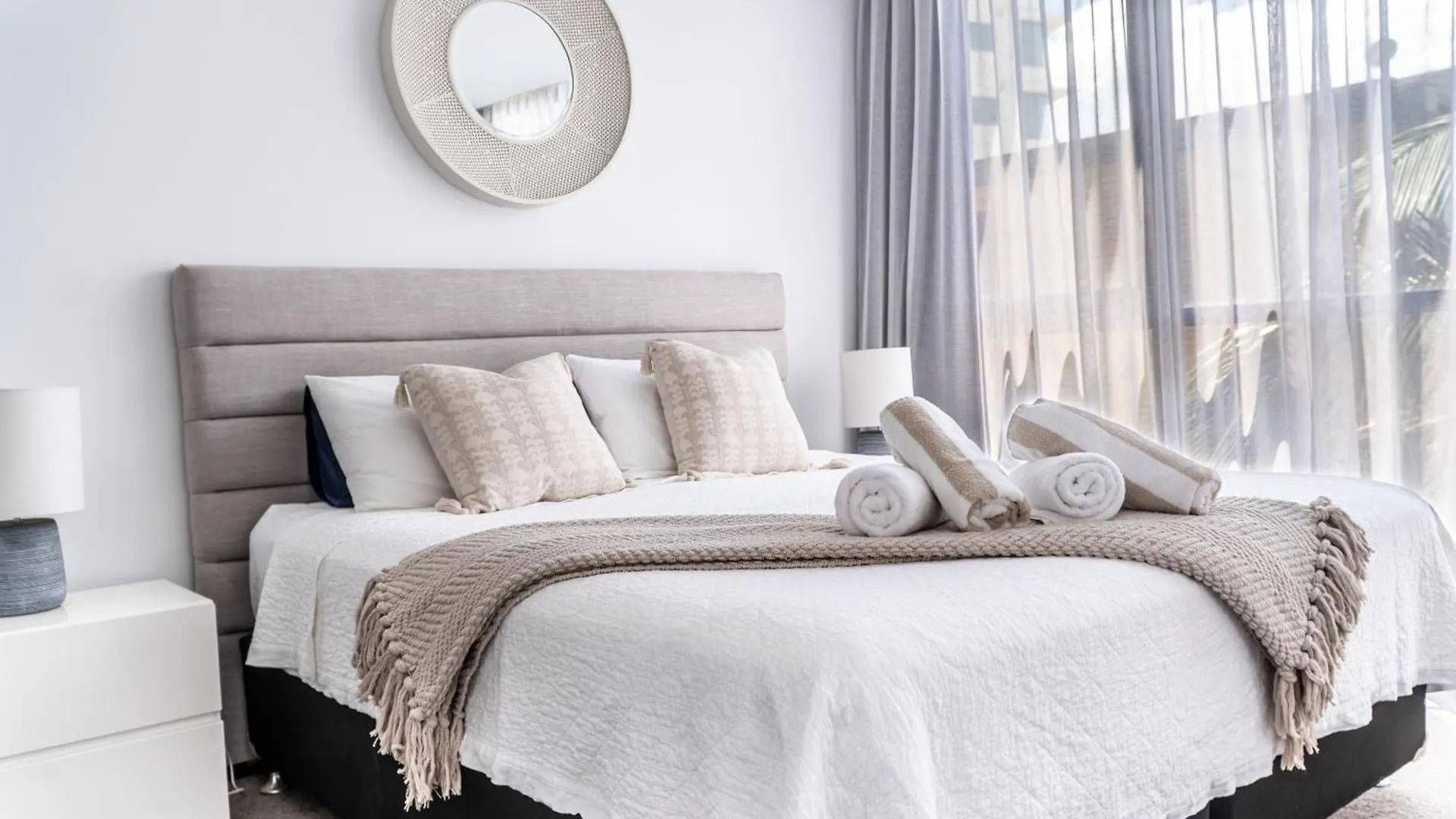 아파트 Beach Front Luxury With Two Carparks, Pool, Gym 골드코스트
