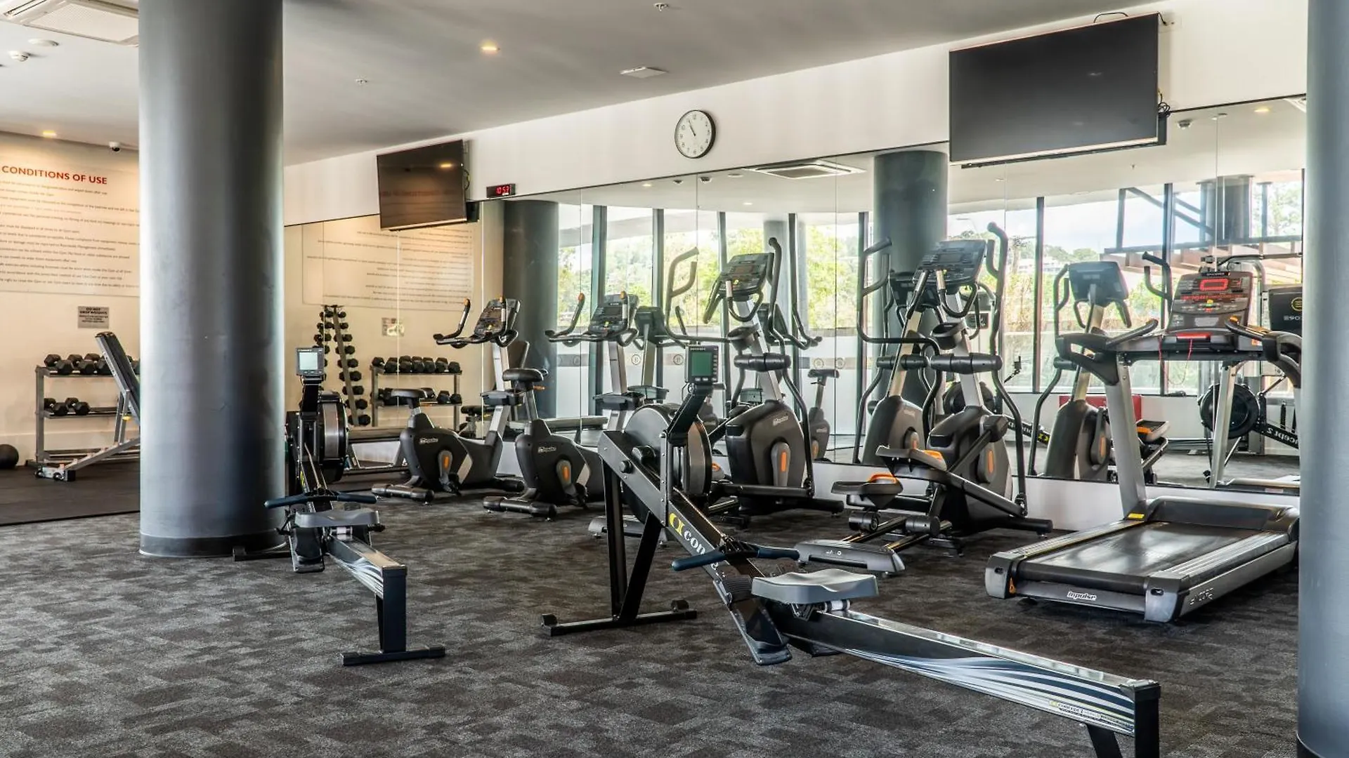 Beach Front Luxury With Two Carparks, Pool, Gym Gold Coast Australia