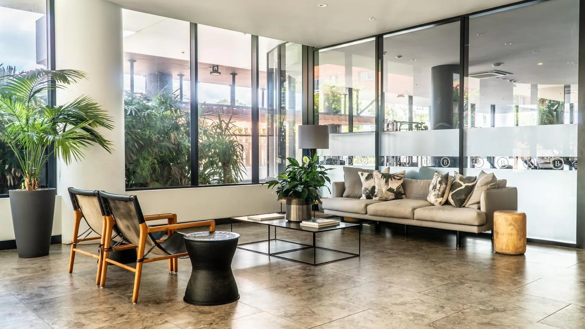 Apartment Beach Front Luxury With Two Carparks, Pool, Gym Gold Coast