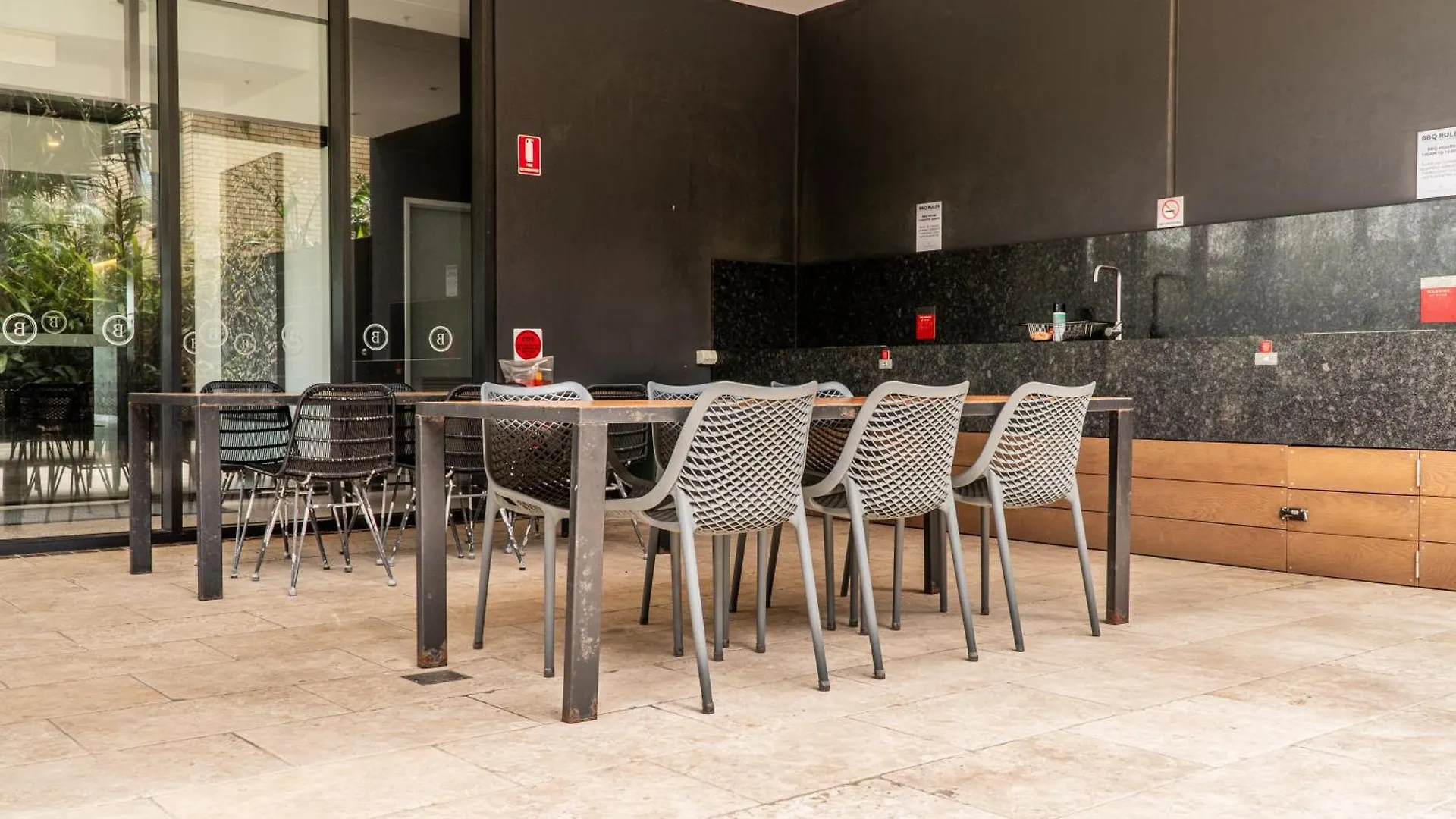 Beach Front Luxury With Two Carparks, Pool, Gym Gold Coast Apartment