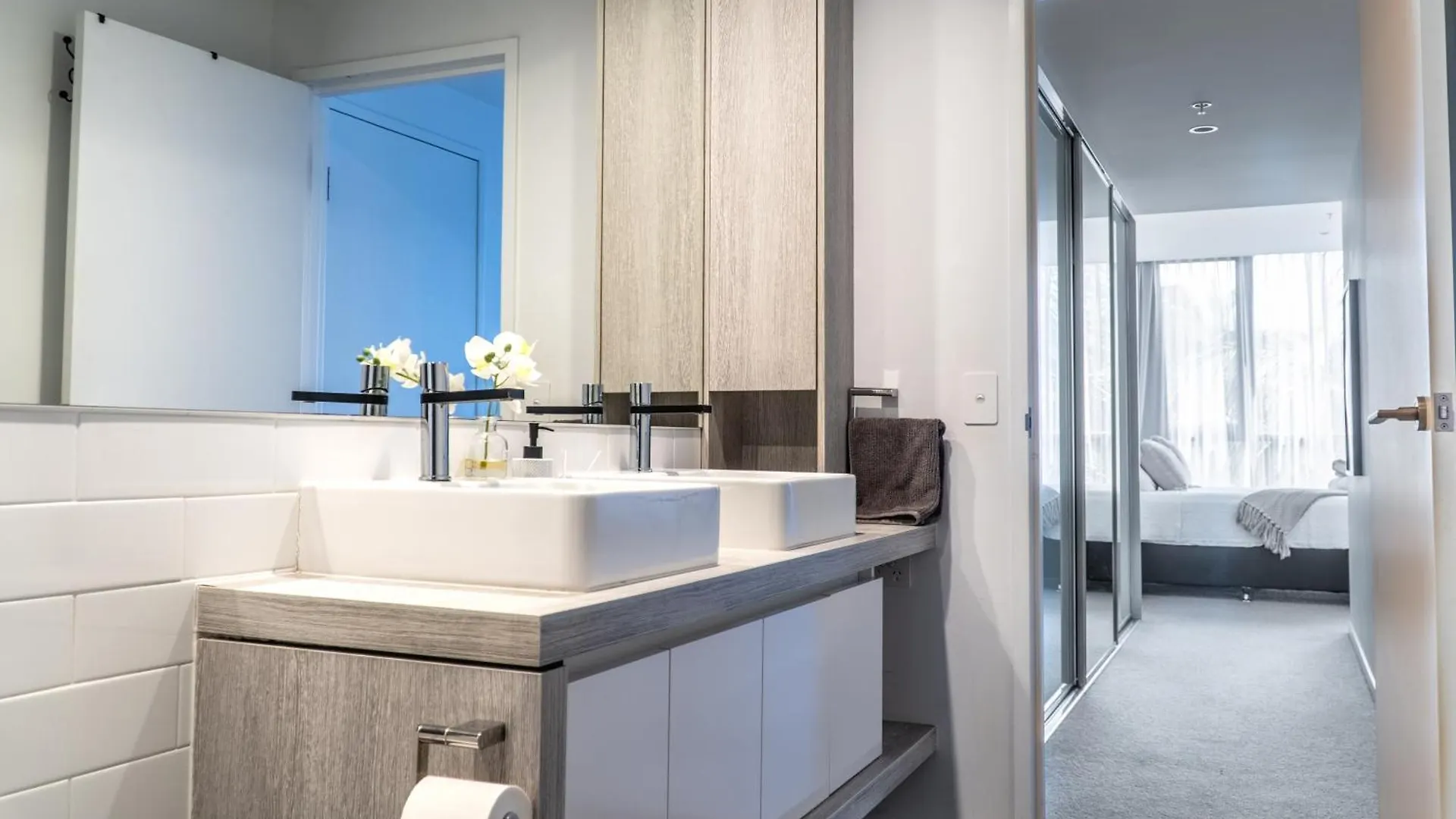 Apartment Beach Front Luxury With Two Carparks, Pool, Gym Gold Coast