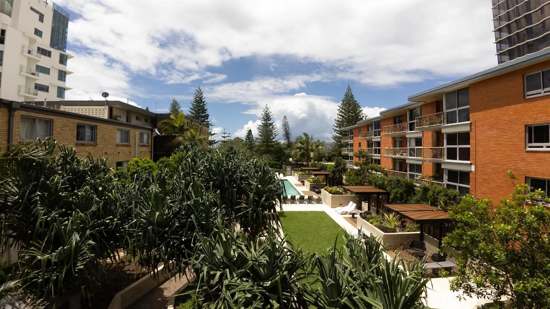 Beach Front Luxury With Two Carparks, Pool, Gym Gold Coast Apartment