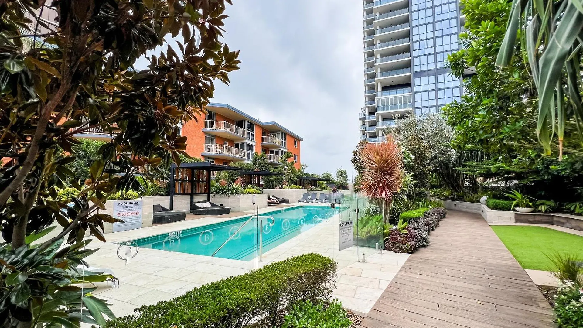 Apartment Beach Front Luxury With Two Carparks, Pool, Gym Gold Coast