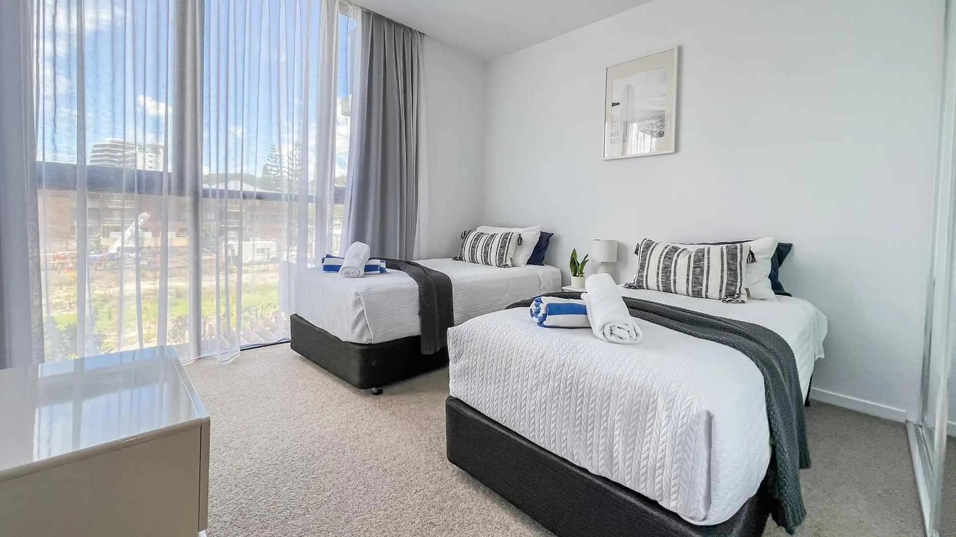 Beach Front Luxury With Two Carparks, Pool, Gym Gold Coast