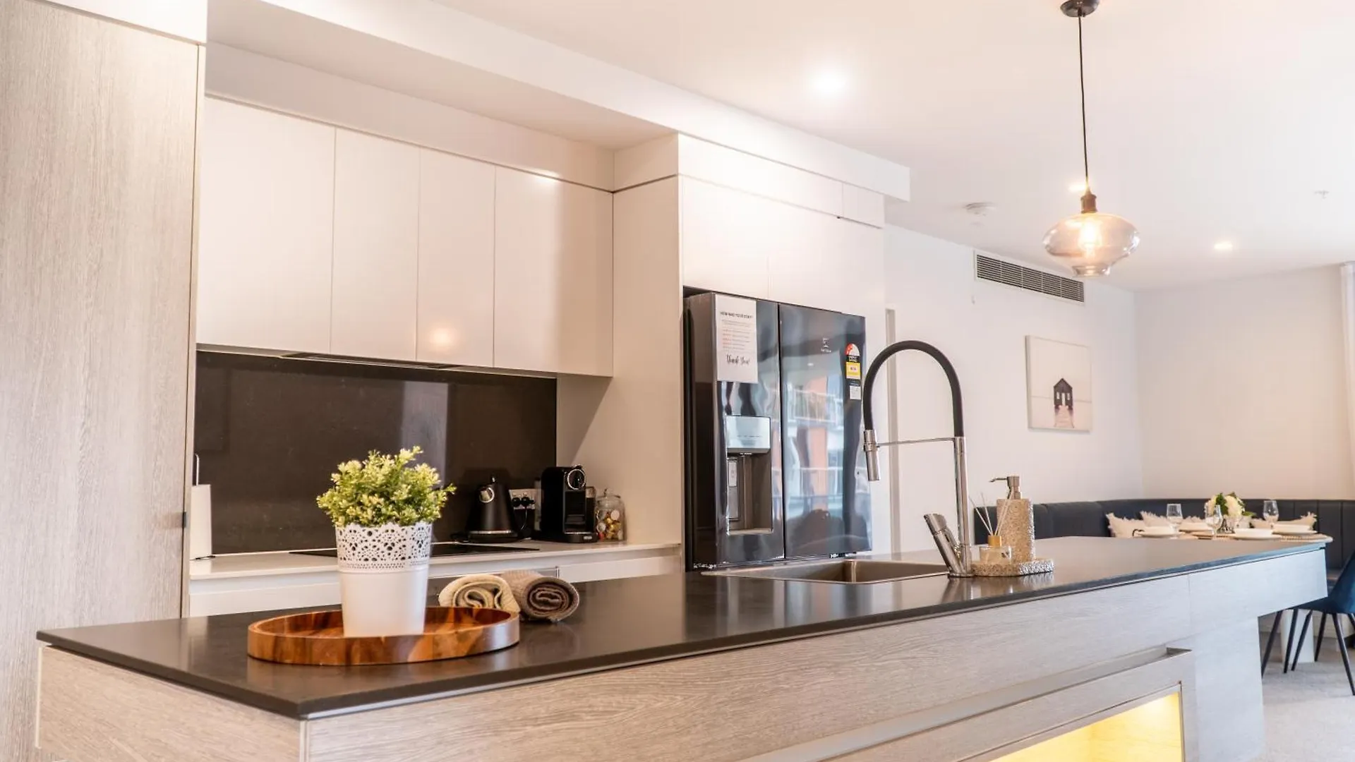 Apartment Beach Front Luxury With Two Carparks, Pool, Gym Gold Coast Australia